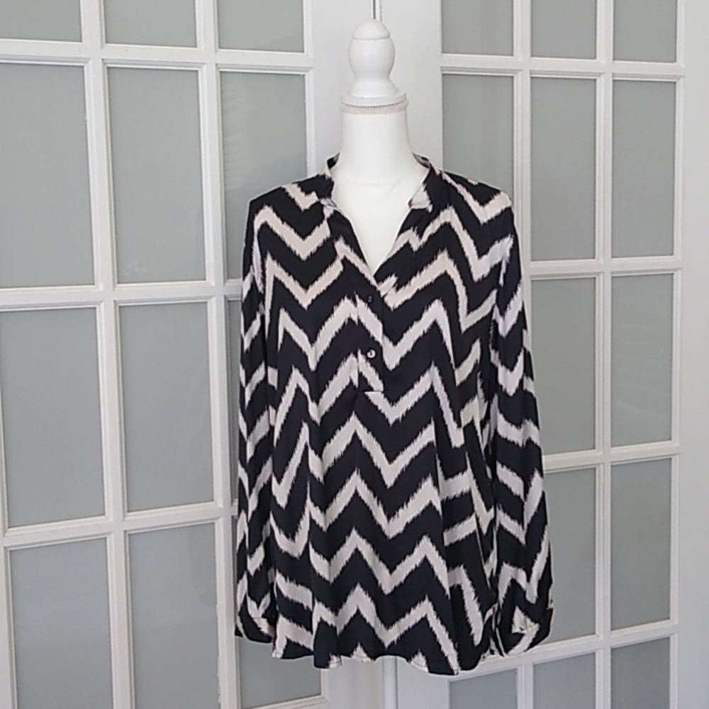 Chico's Black and White Chevron Split Neck Popover - Vanity Size 2/US L